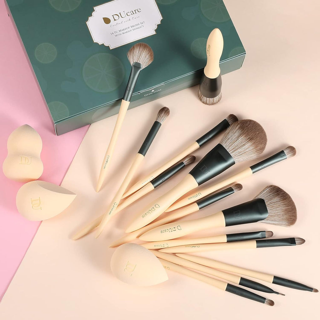 Makeup Brushes 14Pcs with 3Pcs Christmas Sponges Cosmetic Bag Makeup Brush Set for Foundation Blending Face Powder Blush Concealers Eye Shadows