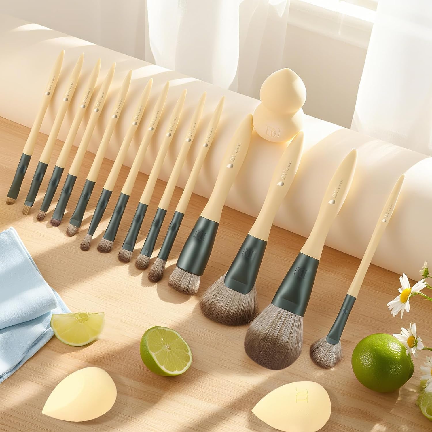 Makeup Brushes 14Pcs with 3Pcs Christmas Sponges Cosmetic Bag Makeup Brush Set for Foundation Blending Face Powder Blush Concealers Eye Shadows